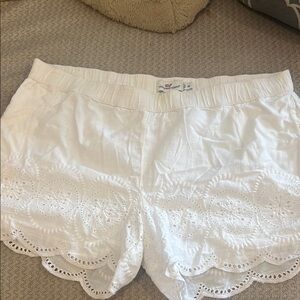 Vineyard Vines Women's White Eyelet Shorts